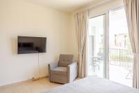 TV a/nebo společenská místnost v ubytování Danaos Seaside Suite 104 with Pool in Tourist Area