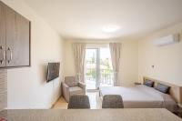 TV a/nebo společenská místnost v ubytování Danaos Seaside Suite 104 with Pool in Tourist Area