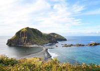 una pequeña isla en medio del océano en SADO二ツ亀ビューホテル, en Sado