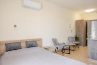 Postel nebo postele na pokoji v ubytování Danaos Seaside Suite 104 with Pool in Tourist Area