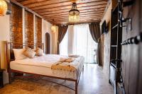Postel nebo postele na pokoji v ubytování Alika Castle House