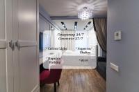una habitación con una cama y una lámpara de araña en Light Hotel, en Dnipro