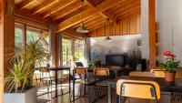 モルジヌにあるHotel La Renardière Morzineのダイニングルーム(テーブル、椅子、テレビ付)