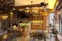 Un comedor con mesa y chimenea. en Hotel Riverside Inn, en Martuni