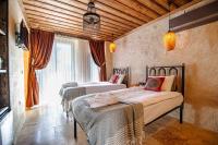 Postel nebo postele na pokoji v ubytování Alika Castle House