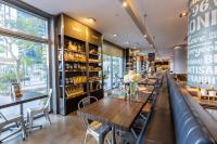 Un restaurante con mesas y sillas y un bar. en Supurb 2 Bed Room Apt Sea Front (Side View), en Abu Dabi