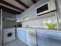 Kuchyňa alebo kuchynka v ubytovaní Charmant pavillon T2, climatisé, 4 pers, proche plage et commerces, parking privé - FR-1-81-574
