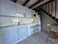 Kuchyňa alebo kuchynka v ubytovaní Charmant pavillon T2, climatisé, 4 pers, proche plage et commerces, parking privé - FR-1-81-574