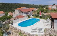 Bazén v ubytovaní Apartments Ruža Dragove Dugi otok alebo v jeho blízkosti
