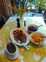 Una mesa con dos platos de comida y una vela. en Gasthaus Columbus, en Walsrode