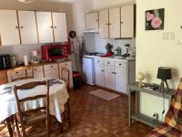 Kuchyňa alebo kuchynka v ubytovaní Maison de charme à Vachères avec jardin et vue montagne