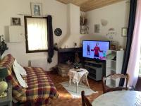 Televízia a/alebo spoločenská miestnosť v ubytovaní Maison de charme à Vachères avec jardin et vue montagne