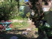 Vonkajšia záhrada v ubytovaní Maison de charme à Vachères avec jardin et vue montagne