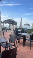 un groupe de tables et de chaises avec parasols dans l'établissement Tranquil Oceanfront Escape, One-Bedroom Haven, à Mijas