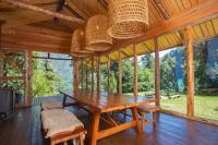 PueloLodge Tagua Tagua, Puelo Patagonia的一间带桌子和一些窗户的用餐室