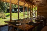 PueloLodge Tagua Tagua, Puelo Patagonia的一张长长的木桌上摆放着酒杯。