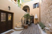 Un patio con una puerta y escaleras en una casa. en Elaia-Fos, en Rodas