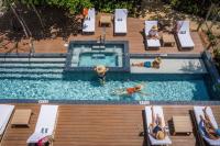 una vista aérea de una piscina con gente en el agua en VIDA Cayman Luxury Boutique Eco Hotel, en West Bay