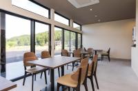 een eetkamer met tafels en stoelen en grote ramen bij Hotel 4CROWNS-PREMIERE シルバープラン in Katsuyama