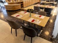 uma sala de jantar com mesas e cadeiras de madeira em Hotel Korkyra em Vela Luka