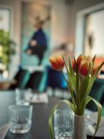 Un jarrón de flores sobre una mesa en Berdorfer Eck - Bed&Breakfast, en Berdorf