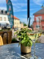 una copa de vino sentada en una mesa con una planta en Berdorfer Eck - Bed&Breakfast, en Berdorf