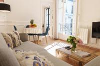 Telewizja i/lub zestaw kina domowego w obiekcie Le Marais cosy-comfy appartment