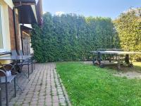 Vonkajšia záhrada v ubytovaní Apartament Blekit Nieba