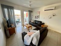 Posezení v ubytování Beautiful 2 Bed Apartment in Peyia Valley, Paphos