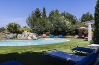 Basen w obiekcie Chambre d'hôtes - B&B - Petit Luberon chez Manon en Luberon lub w pobliżu