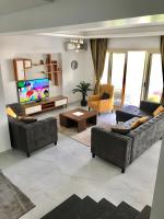 TV a/nebo společenská místnost v ubytování Comfort Villa standalone in Hacienda bay