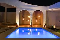 una piscina en medio de una casa por la noche en Roka Hotel Boutique, en Boa Vista