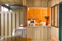 Hana Kai Maui - #107 Kama partial oceanview 1 BRにあるキッチンまたは簡易キッチン