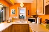 Hana Kai Maui - #107 Kama partial oceanview 1 BRにあるキッチンまたは簡易キッチン