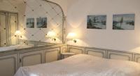 Postel nebo postele na pokoji v ubytování Barony Le Pergole holiday apartments Lugano