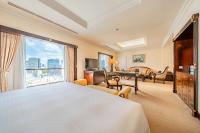 Lotte Hotel Saigonにあるベッド