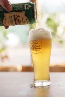 ŌnumaにあるYUKARA Glamping 北海道大沼公園の酒を注いでいる人