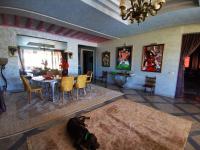een hond op de vloer in een woonkamer bij Domaine Lamrah in Marrakesh