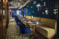 uma fila de mesas num restaurante com cadeiras azuis em DUO Hotel Lisbon, Curio Collection by Hilton em Lisboa