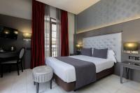 A bed or beds in a room at Hotel Ciutadella Barcelona