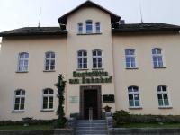 een gebouw met de ingang naar de meubels van de Graduate Inn bij Ferienwohnung Spreeblick in Alter Graben