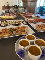 Una mesa cubierta con muchos tipos diferentes de comida en Zamek Nowęcin, en Łeba