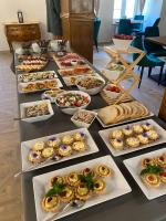 Una mesa con muchos tipos diferentes de comida sobre ella. en Zamek Nowęcin, en Łeba