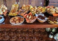 een tafel gevuld met veel verschillende soorten voedsel bij Pousada Suçuarana in Itabirito