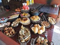 een tafel met veel verschillende soorten voedsel bij Pousada Suçuarana in Itabirito