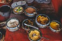 een groep kommen met eten op een tafel bij Pousada Suçuarana in Itabirito