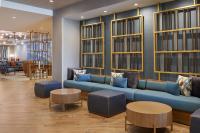 un vestíbulo con un sofá azul y mesas en Four Points by Sheraton Point Edward Sarnia, en Sarnia