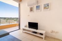 TV a/nebo společenská místnost v ubytování Mirabella Mackenzie 1 Bedroom Flat Near the Sea