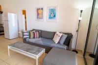 Kuchyň nebo kuchyňský kout v ubytování Mirabella Mackenzie 1 Bedroom Flat Near the Sea