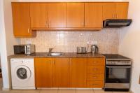 Kuchyň nebo kuchyňský kout v ubytování Mirabella Mackenzie 1 Bedroom Flat Near the Sea